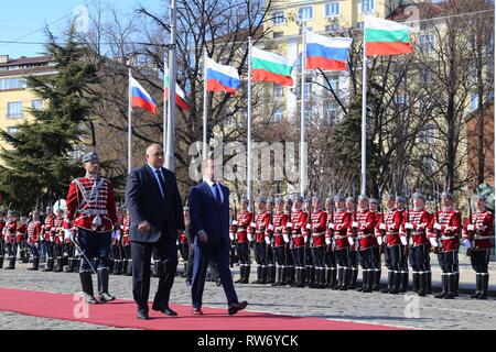 Sofia, Bulgarien. 4 Mär, 2019. Der russische Ministerpräsident Dimitri Medwedew (R, vorne) und der bulgarische Ministerpräsident Bojko Borissow (L, vorne) Rezension Ehrengarde in Sofia, Hauptstadt von Bulgarien, 4. März 2019. Bulgarien und Russland hier am Montag bei einem Besuch des russischen Ministerpräsidenten Dmitri Medwedew bekräftigten ihre Bereitschaft, die bilateralen Beziehungen auf der Grundlage der traditionellen Freundschaft und eine breite Palette von Möglichkeiten entwickeln. Credit: Zhan Xiaoyi/Xinhua/Alamy leben Nachrichten Stockfoto