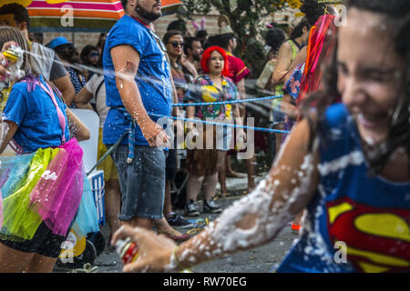 Karneval in Brasilien - Nachtschwärmer Teil in einer jährlichen Block Party nehmen während der Karneval in São Paulo, Brasilien, 05. Februar 2019. Credit: Cris Fafa/ZUMA Draht/Alamy leben Nachrichten Stockfoto