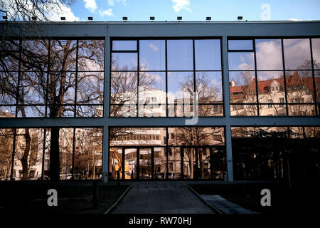 Berlin, Deutschland. 04 Mär, 2019. Die Fenster der im Haus der Berliner Festspiele sind mit Bronze Folie überzogen. Über zehn Jahre nach dem Abriss der Bahnanlagen, Künstler in Berlin wollen die DDR-Gebäude wieder zu beleben. Quelle: Britta Pedersen/dpa-Zentralbild/dpa/Alamy leben Nachrichten Stockfoto