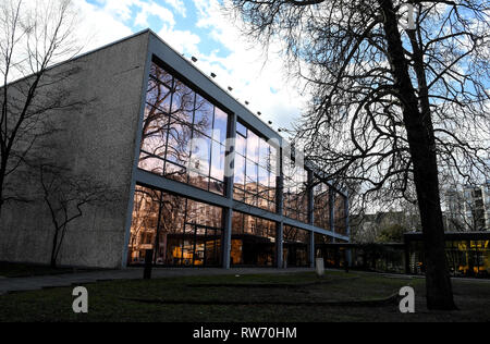 Berlin, Deutschland. 04 Mär, 2019. Die Fenster der im Haus der Berliner Festspiele sind mit Bronze Folie überzogen. Über zehn Jahre nach dem Abriss der Bahnanlagen, Künstler in Berlin wollen die DDR-Gebäude wieder zu beleben. Quelle: Britta Pedersen/dpa-Zentralbild/dpa/Alamy leben Nachrichten Stockfoto