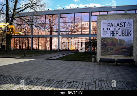 Berlin, Deutschland. 04 Mär, 2019. Die Fenster der im Haus der Berliner Festspiele sind mit Bronze Folie überzogen. Über zehn Jahre nach dem Abriss der Bahnanlagen, Künstler in Berlin wollen die DDR-Gebäude wieder zu beleben. Quelle: Britta Pedersen/dpa-Zentralbild/dpa/Alamy leben Nachrichten Stockfoto