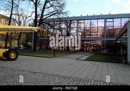 Berlin, Deutschland. 04 Mär, 2019. Die Fenster der im Haus der Berliner Festspiele sind mit Bronze Folie überzogen. Über zehn Jahre nach dem Abriss der Bahnanlagen, Künstler in Berlin wollen die DDR-Gebäude wieder zu beleben. Quelle: Britta Pedersen/dpa-Zentralbild/dpa/Alamy leben Nachrichten Stockfoto