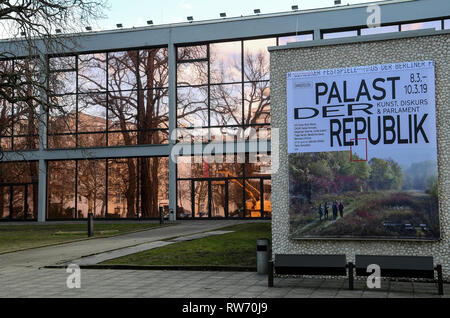 Berlin, Deutschland. 04 Mär, 2019. Die Fenster der im Haus der Berliner Festspiele sind mit Bronze Folie überzogen. Über zehn Jahre nach dem Abriss der Bahnanlagen, Künstler in Berlin wollen die DDR-Gebäude wieder zu beleben. Quelle: Britta Pedersen/dpa-Zentralbild/dpa/Alamy leben Nachrichten Stockfoto