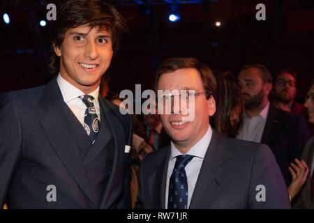 Andres Roca Rey mit dem Kandidaten der Bürgermeister von Madrid Jose Luis Martinez-Almeida in der Veranstaltung. Cordon drücken Sie Stockfoto