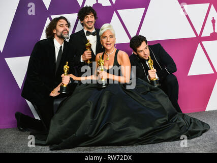 Lady Gaga wirft mit der Best Original Song Award für seichte 036 auf der 91. jährlichen Academy Awards in der Presse während des Hollywood und Highland am 24. Februar 2019 in Hollywood, Kalifornien Stockfoto