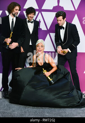 Lady Gaga wirft mit der Best Original Song Award für seichte 036 auf der 91. jährlichen Academy Awards in der Presse während des Hollywood und Highland am 24. Februar 2019 in Hollywood, Kalifornien Stockfoto