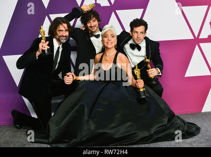 Lady Gaga wirft mit der Best Original Song Award für seichte 036 auf der 91. jährlichen Academy Awards in der Presse während des Hollywood und Highland am 24. Februar 2019 in Hollywood, Kalifornien Stockfoto