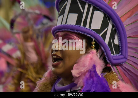 Rio de Janeiro, Brasilien. 04 Mär, 2019. Mangueira Parade beim Karneval in Rio 2019 - sambaschule Mangueira Parade während der Präsentation des samba Schulen der besonderen Gruppe im Sambodromo der Marques de Sapucai in Rio 2019 Karneval. Foto: Thiago Ribeiro/AGIF AGIF/Alamy Credit: Live-Nachrichten Stockfoto