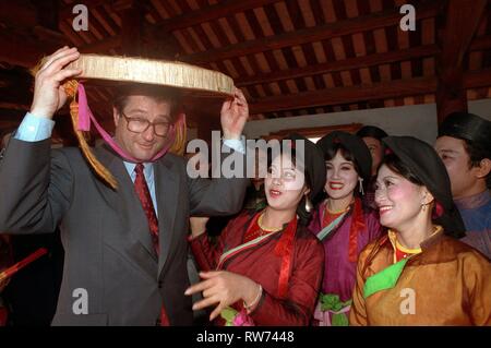 Eingereicht - 03 April 1993, Vietnam, aber Thap: Anlässlich seines Besuchs in der Pagode aber Thap in der Nähe von Hanoi, dem damaligen Außenminister Klaus Kinkel (FDP) versucht, den Strohhut eines vietnamesischen Sängerin. Vietnam war die letzte Station auf der Asien-pazifik-Reise und diente der wirtschaftlichen und politischen Beziehungen zu vertiefen. Es war der erste Besuch eines deutschen Aussenministers in Vietnam. (Dpa' ehemaligen deutschen Aussenminister Kinkel starb") Foto: Tim Brakemeier/dpa Stockfoto