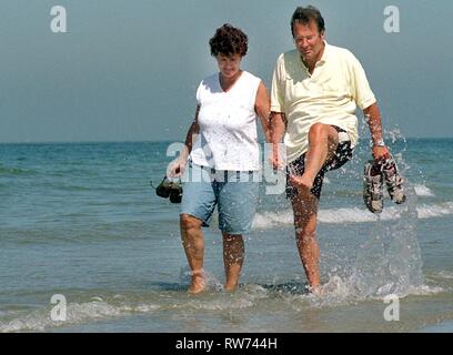 Eingereicht - 08. August 1998, Niederlande, Haamstede: Zusammen mit seiner Frau Ursula, den ehemaligen Bundesaußenminister Klaus Kinkel (FDP) geht wieder einmal durch die Brandung der Nordsee am letzten Tag von seinen Sommerurlaub auf der südlichen niederländischen Küste in der Nähe von Haamstede, wo er besitzt ein Ferienhaus. Gut erholt, Kinkel will die heisse Phase im Bundestagswahlkampf zu starten. (Dpa' ehemaligen deutschen Aussenminister Kinkel starb") Foto: Tim Brakemeier/dpa Stockfoto