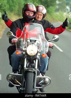 Eingereicht - 23. August 1998, Nordrhein-Westfalen, Bonn: Der damalige Bundesaußenminister Kinkel (l, FDP) seine Kindheit Traum von Motorrad fahren mit Hilfe von seinen Pressesprecher Martin Wilke auf einer kurvenreichen Strecke in der Nähe von Bonn erfüllt. Die Termine in der heißen Phase des Bundestagswahlkampfes Blätter Kinkel wenig Zeit für solche privaten Vergnügen. (Dpa' ehemaligen deutschen Aussenminister Kinkel starb") Foto: Tim Brakemeier/dpa Stockfoto