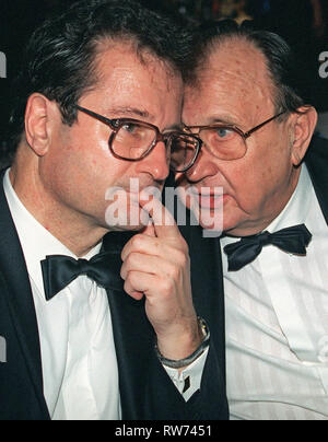 Eingereicht - 08. Januar 1994, Berlin: Der damalige Bundesaußenminister Kinkel (l, FDP) und seinem Vorgänger Hans-Dietrich Genscher (FDP) in einem Gespräch mit der Presse Ball im Berliner Congress Center tätig sind. (Dpa' ehemaligen deutschen Aussenminister Kinkel starb") Foto: Andreas Altwein/Zentralbild/dpa Stockfoto