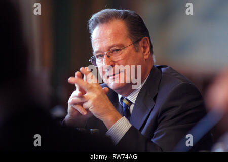 FDP-Politiker Klaus Kinkel starb im Alter von 82 Jahren. Archiv Foto: Dr. med. Klaus KINKEL, der ehemalige deutsche Außenminister und Vorsitzender der Deutsche Telekom Stiftung, Villa-Huegel-Gespraech 2010 in Essen, Thema: "Was ist der Staat, was privat ist?' am 18.11.2010. | Verwendung weltweit Stockfoto