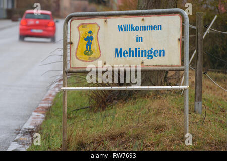 Mehlingen, Deutschland. 05 Mär, 2019. Ein Zeichen begrüßt Besucher Mehlingen. In diesem Ort lebte die toten Landschaft Gärtner, der verdächtigt wird, einen Arzt mit einem booby Trap getötet zu haben. Credit: Oliver Dietze/dpa/Alamy leben Nachrichten Stockfoto