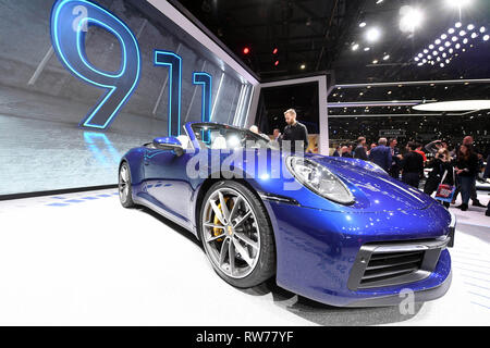 Genf, Schweiz. 05 Mär, 2019. Der neue Porsche 911 Carrera 4S Cabriolet wird auf dem Genfer Automobilsalon am ersten Pressetag vorgelegt werden. Die 89. Automobilsalon in Genf beginnt am 7. März und dauert bis 17. März. Credit: Uli Deck / dpa/Alamy leben Nachrichten Stockfoto