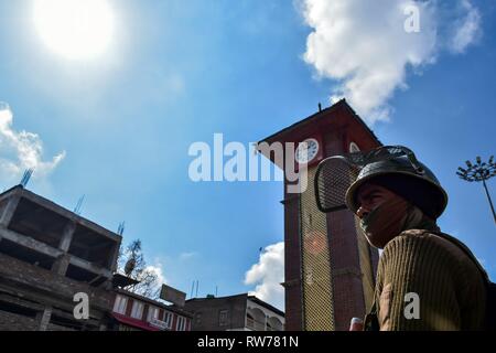 Eine paramilitärische Trooper wacht beim Herunterfahren in Srinagar, Kashmir. Eine komplette Abschaltung wird in Kaschmir Valley beobachtet gegen Verbot der zentralen Regierung zu protestieren, die Jamaat-e-Islami Jammu und Kaschmir und versucht, Artikel 35 und Artikel 370, die einen besonderen Status in den Zustand aufzuheben. Stockfoto
