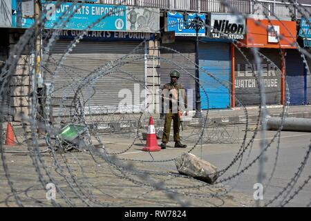 Eine paramilitärische Trooper wacht beim Herunterfahren in Srinagar, Kashmir. Eine komplette Abschaltung wird in Kaschmir Valley beobachtet gegen Verbot der zentralen Regierung zu protestieren, die Jamaat-e-Islami Jammu und Kaschmir und versucht, Artikel 35 und Artikel 370, die einen besonderen Status in den Zustand aufzuheben. Stockfoto