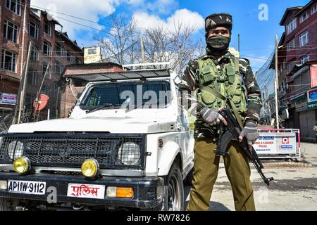 Eine paramilitärische Trooper wacht beim Herunterfahren in Srinagar, Kashmir. Eine komplette Abschaltung wird in Kaschmir Valley beobachtet gegen Verbot der zentralen Regierung zu protestieren, die Jamaat-e-Islami Jammu und Kaschmir und versucht, Artikel 35 und Artikel 370, die einen besonderen Status in den Zustand aufzuheben. Stockfoto
