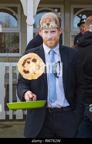 Christchurch, Dorset, Großbritannien. 5 Mär, 2019. Flipping Spaß von allen bei Christchurch Pfannkuchen auf den Pavillon Pfannkuchen Rennen am Faschingsdienstag hatte. 'Prince Harry" warf ein Pfannkuchen! Credit: Carolyn Jenkins/Alamy leben Nachrichten Stockfoto