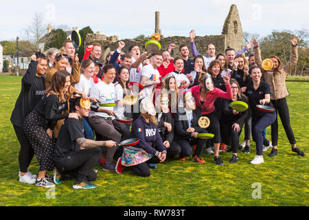 Christchurch, Dorset, Großbritannien. 5 Mär, 2019. Flipping Spaß von allen bei Christchurch Pfannkuchen auf den Pavillon Pfannkuchen Rennen am Faschingsdienstag hatte. Credit: Carolyn Jenkins/Alamy leben Nachrichten Stockfoto