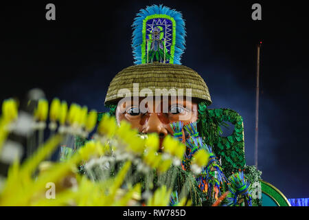 Rio de Janeiro, Brasilien. 05 Mär, 2019. Mitglied der Schule von Samba Mangueira während einer Parade der 2019 Karneval besondere Gruppe im Sambodromo Marques do Sapucai in der Stadt Rio de Janeiro am Dienstag, 05. (Foto: William Volcov/Brasilien Foto Presse) Credit: Brasilien Foto Presse/Alamy leben Nachrichten Stockfoto