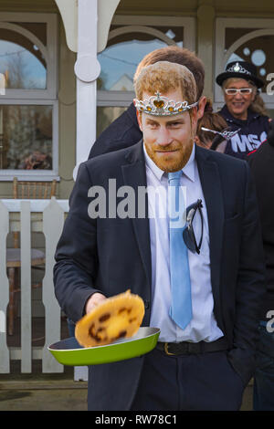 Christchurch, Dorset, Großbritannien. 5 Mär, 2019. Flipping Spaß von allen bei Christchurch Pfannkuchen auf den Pavillon Pfannkuchen Rennen am Faschingsdienstag hatte. 'Prince Harry" warf ein Pfannkuchen! Credit: Carolyn Jenkins/Alamy leben Nachrichten Stockfoto