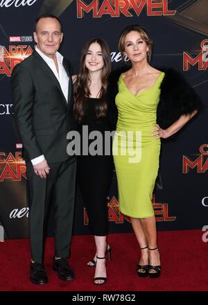 HOLLYWOOD, Los Angeles, CA, USA - 04. März: Schauspieler Clark Gregg, Tochter Stella Gregg und Frau Jennifer Grey kommen an der Los Angeles Premiere von Marvel Studios' Captain Marvel' am El Capitan Theatre am 4. März 2019 in Hollywood, Los Angeles, Kalifornien, USA. (Foto von David Acosta/Image Press Agency) Stockfoto