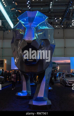 Genf, Schweiz. 5. März, 2019. Die Statue der Peugeot Marke Symbol "Löwe" an der 89. internationalen Automobilsalon in Genf präsentiert. Quelle: Eric Dubost/Alamy leben Nachrichten Stockfoto