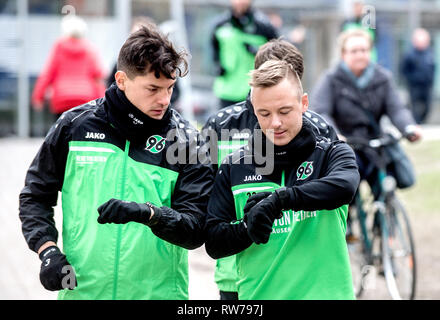 Hannover, Deutschland. 05 Mär, 2019. Fußball, Bundesliga, Hannover 96: Die Spieler Miiko Albornoz (l) und Uffe Bech ihre Ausbildung beginnen. Credit: Hauke-Christian Dittrich/dpa - WICHTIGER HINWEIS: In Übereinstimmung mit den Anforderungen der DFL Deutsche Fußball Liga oder der DFB Deutscher Fußball-Bund ist es untersagt, zu verwenden oder verwendet Fotos im Stadion und/oder das Spiel in Form von Bildern und/oder Videos - wie Foto Sequenzen getroffen haben./dpa/Alamy leben Nachrichten Stockfoto