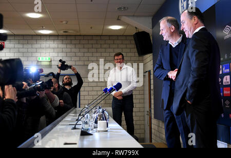 Gelsenkirchen, Deutschland. 05 Mär, 2019. Fussball: Bundesliga, der neue Sportdirektor Jochen Schneider (2. von rechts) und der Vorsitzende des Aufsichtsrats Clemens Tönnies (r) der FC Schalke 04 vor der Fotografen auf der Pressekonferenz im Rahmen der Präsentation der neuen Sportdirektor. Credit: Ina Faßbender/dpa/Alamy leben Nachrichten Stockfoto