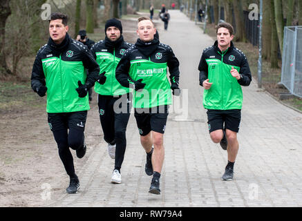 Hannover, Deutschland. 05 Mär, 2019. Fußball, Bundesliga, Hannover 96: Die Spieler Miiko Albornoz (L-R), Julian Korb, Uffe Bech und Pirmin Schwegler während der laufenden Ausbildung. Credit: Hauke-Christian Dittrich/dpa/Alamy leben Nachrichten Stockfoto