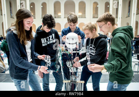 Hannover, Deutschland. 05 Mär, 2019. Die Studenten (L-R) Ricarda, Jonas, Philipp, Alexander und Jeremias vom Gymnasium Langenhagen zeigen ihre selbst gebauten Roboter an der "RoboCup" an der Leibniz Universität Hannover. In den Roboter Wettbewerb, die Schülerinnen und Schüler automatisch Ihre selbstgebauten Roboter fahren Sie durch einen Kurs, Aufgaben erledigen lassen oder eine kleine Show Programm abgeschlossen. Credit: Hauke-Christian Dittrich/dpa/Alamy leben Nachrichten Stockfoto