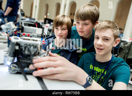 Hannover, Deutschland. 05 Mär, 2019. Die Studenten (L-R) Max, Jakob und Frederik aus dem Gymnasium BMV-Schule in Essen ihre selbst gebauten Roboter zeigen am "RoboCup" an der Leibniz Universität Hannover. In den Roboter Wettbewerb, die Schülerinnen und Schüler automatisch Ihre selbstgebauten Roboter fahren Sie durch einen Kurs, Aufgaben erledigen lassen oder eine kleine Show Programm abgeschlossen. Credit: Hauke-Christian Dittrich/dpa/Alamy leben Nachrichten Stockfoto