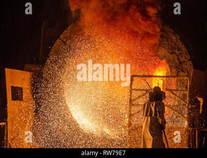 05 März 2019, Niedersachsen, Salzgitter: Ein angestellter reinigt Roheisen Schöpfkelle im Stahlwerk der Salzgitter AG. Foto: Christophe Kirschtorte/dpa Stockfoto