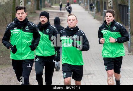 Hannover, Deutschland. 05 Mär, 2019. Fußball, Bundesliga, Hannover 96: Die Spieler Miiko Albornoz (L-R), Julian Korb, Uffe Bech und Pirmin Schwegler während der laufenden Ausbildung. Credit: Hauke-Christian Dittrich/dpa/Alamy leben Nachrichten Stockfoto