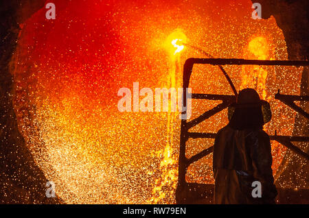 05 März 2019, Niedersachsen, Salzgitter: Ein angestellter reinigt Roheisen Schöpfkelle im Stahlwerk der Salzgitter AG. Foto: Christophe Kirschtorte/dpa Stockfoto