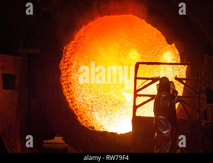 05 März 2019, Niedersachsen, Salzgitter: Ein angestellter reinigt Roheisen Schöpfkelle im Stahlwerk der Salzgitter AG. Foto: Christophe Kirschtorte/dpa Stockfoto