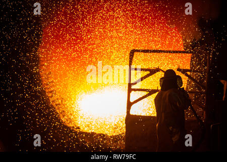 05 März 2019, Niedersachsen, Salzgitter: Ein angestellter reinigt Roheisen Schöpfkelle im Stahlwerk der Salzgitter AG. Foto: Christophe Kirschtorte/dpa Stockfoto