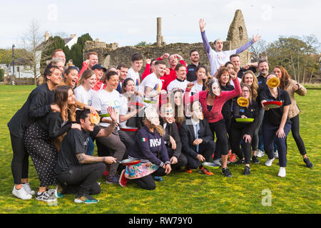 Christchurch, Dorset, Großbritannien. 5 Mär, 2019. Flipping Spaß von allen bei Christchurch Pfannkuchen auf den Pavillon Pfannkuchen Rennen am Faschingsdienstag hatte. Credit: Carolyn Jenkins/Alamy leben Nachrichten Stockfoto