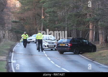 Aviemore, Schottland, Großbritannien. 5 Mär, 2019. Die Polizei hat bestätigt, dass die männlichen Radfahrer beteiligt in einer Straße Verkehr Zusammenstoß auf der B9152 in der Nähe von Aviemore im Krankenhaus am Morgen des Dienstag, 5. März 2019 starb. Der 57-jährige Mann wurde zu Raigmore Hospital in Inverness nach der Kollision, die auch einen Kia Picanto rund 3 beteiligt: 25:00 Uhr am Montag, 4. März 2019. Foto: Andrew Smith/Alamy leben Nachrichten Stockfoto