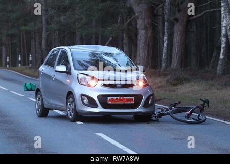 Aviemore, Schottland, Großbritannien. 5 Mär, 2019. Die Polizei hat bestätigt, dass die männlichen Radfahrer beteiligt in einer Straße Verkehr Zusammenstoß auf der B9152 in der Nähe von Aviemore im Krankenhaus am Morgen des Dienstag, 5. März 2019 starb. Der 57-jährige Mann wurde zu Raigmore Hospital in Inverness nach der Kollision, die auch einen Kia Picanto rund 3 beteiligt: 25:00 Uhr am Montag, 4. März 2019. Foto: Andrew Smith/Alamy leben Nachrichten Stockfoto