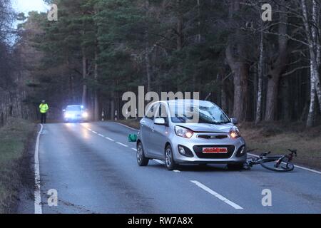 Aviemore, Schottland, Großbritannien. 5 Mär, 2019. Die Polizei hat bestätigt, dass die männlichen Radfahrer beteiligt in einer Straße Verkehr Zusammenstoß auf der B9152 in der Nähe von Aviemore im Krankenhaus am Morgen des Dienstag, 5. März 2019 starb. Der 57-jährige Mann wurde zu Raigmore Hospital in Inverness nach der Kollision, die auch einen Kia Picanto rund 3 beteiligt: 25:00 Uhr am Montag, 4. März 2019. Foto: Andrew Smith/Alamy leben Nachrichten Stockfoto