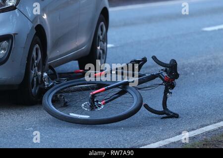 Aviemore, Schottland, Großbritannien. 5 Mär, 2019. Die Polizei hat bestätigt, dass die männlichen Radfahrer beteiligt in einer Straße Verkehr Zusammenstoß auf der B9152 in der Nähe von Aviemore im Krankenhaus am Morgen des Dienstag, 5. März 2019 starb. Der 57-jährige Mann wurde zu Raigmore Hospital in Inverness nach der Kollision, die auch einen Kia Picanto rund 3 beteiligt: 25:00 Uhr am Montag, 4. März 2019. Foto: Andrew Smith/Alamy leben Nachrichten Stockfoto