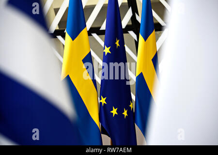 Brüssel, Belgien. 5 Mär, 2019. Flagge der Europäischen Union und Schweden stehen im Europäischen Rat Büros. Credit: ALEXANDROS MICHAILIDIS/Alamy leben Nachrichten Stockfoto