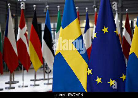 Brüssel, Belgien. 5 Mär, 2019. Flagge der Europäischen Union und Schweden stehen im Europäischen Rat Büros. Credit: ALEXANDROS MICHAILIDIS/Alamy leben Nachrichten Stockfoto