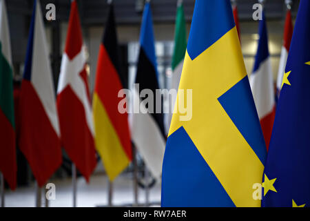 Brüssel, Belgien. 5 Mär, 2019. Flagge der Europäischen Union und Schweden stehen im Europäischen Rat Büros. Credit: ALEXANDROS MICHAILIDIS/Alamy leben Nachrichten Stockfoto