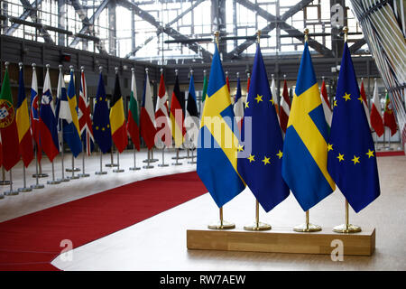 Brüssel, Belgien. 5 Mär, 2019. Flagge der Europäischen Union und Schweden stehen im Europäischen Rat Büros. Credit: ALEXANDROS MICHAILIDIS/Alamy leben Nachrichten Stockfoto