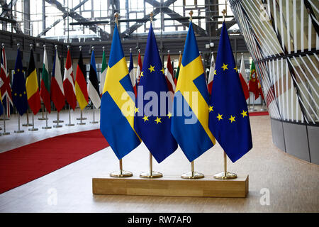 Brüssel, Belgien. 5 Mär, 2019. Flagge der Europäischen Union und Schweden stehen im Europäischen Rat Büros. Credit: ALEXANDROS MICHAILIDIS/Alamy leben Nachrichten Stockfoto