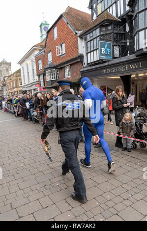 Salisbury, Wiltshire, UK. 5 Mär, 2019. Wettbewerber in den jährlichen Pfannkuchen Rennen an der High Street, Salisbury konkurrieren. Die Veranstaltung wird von St. Thomas Kirche und die trussell Trust organisiert. Stockfoto