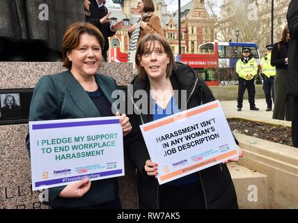 Parliament Square, London, UK. 5. Mär 2019. Parliament Square, London, UK. 5 Mär, 2019. Maria Miller MP, Jess Phillips MP, Belästigung am Arbeitsplatz Tag der Aktion, Millicent Garrett Fawcett Suffragette Statue, Parliament Square, London.UK Credit: michael Melia/Alamy leben Nachrichten Stockfoto
